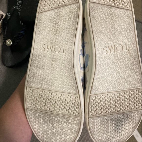 Toms retired whale slip ons. Worn once! Size 3 youth - Picture 3 of 3